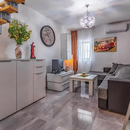 Beautiful In With 2 Bedrooms And Wifi Apartment