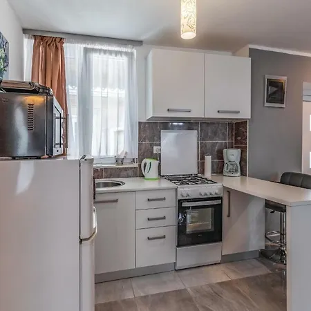 Beautiful In With 2 Bedrooms And Wifi *