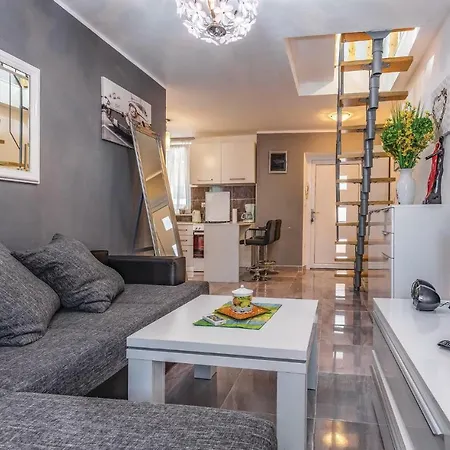 Apartment Beautiful In With 2 Bedrooms And Wifi Pula