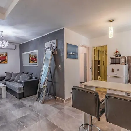 Beautiful In With 2 Bedrooms And Wifi Apartment *