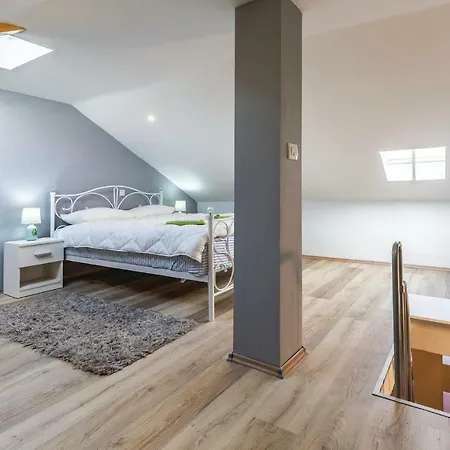 Beautiful In With 2 Bedrooms And Wifi *