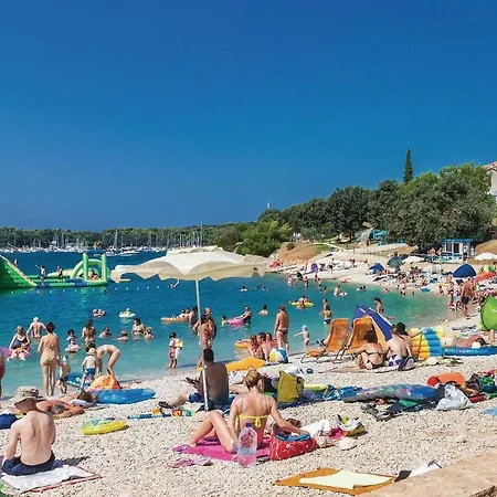 Apartment Beautiful In With 2 Bedrooms And Wifi Pula