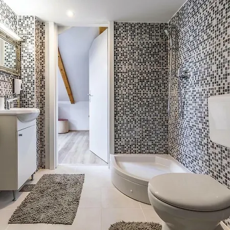 Beautiful In With 2 Bedrooms And Wifi *