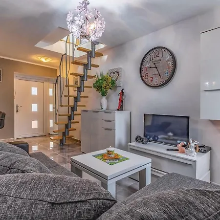 Beautiful In With 2 Bedrooms And Wifi Apartment