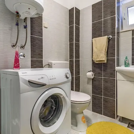 Apartment Beautiful In With 2 Bedrooms And Wifi Pula